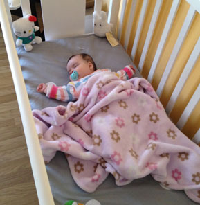 Beb&eacute; durmiendo en la cuna