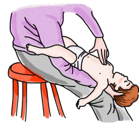 Persona sentada con el beb&eacute; boca arriba con la cabeza m&aacute;s abajo que el tronco