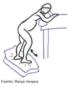 Mujer de pie sobre un coj&iacute;n