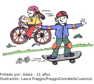Ni&ntilde;o en monopat&iacute;n y ni&ntilde;a en bicicleta